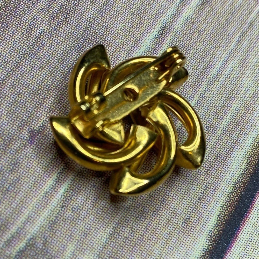 Vintage Gold Tone Pin Brooch Yellow Goldtone Costume Jewelry Classy Classic‎